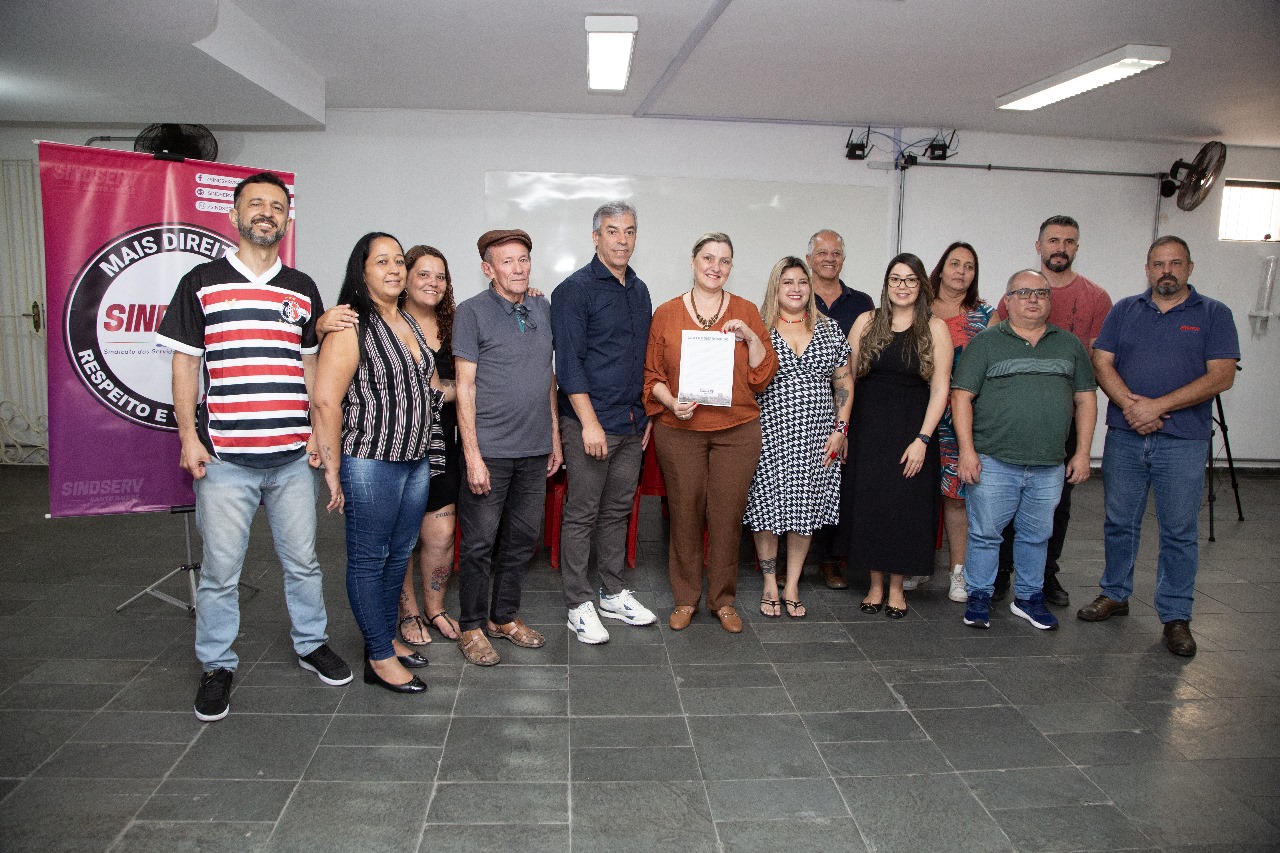 Imagem de Bete Siraque assina Carta Compromisso do Sindserv Santo André

