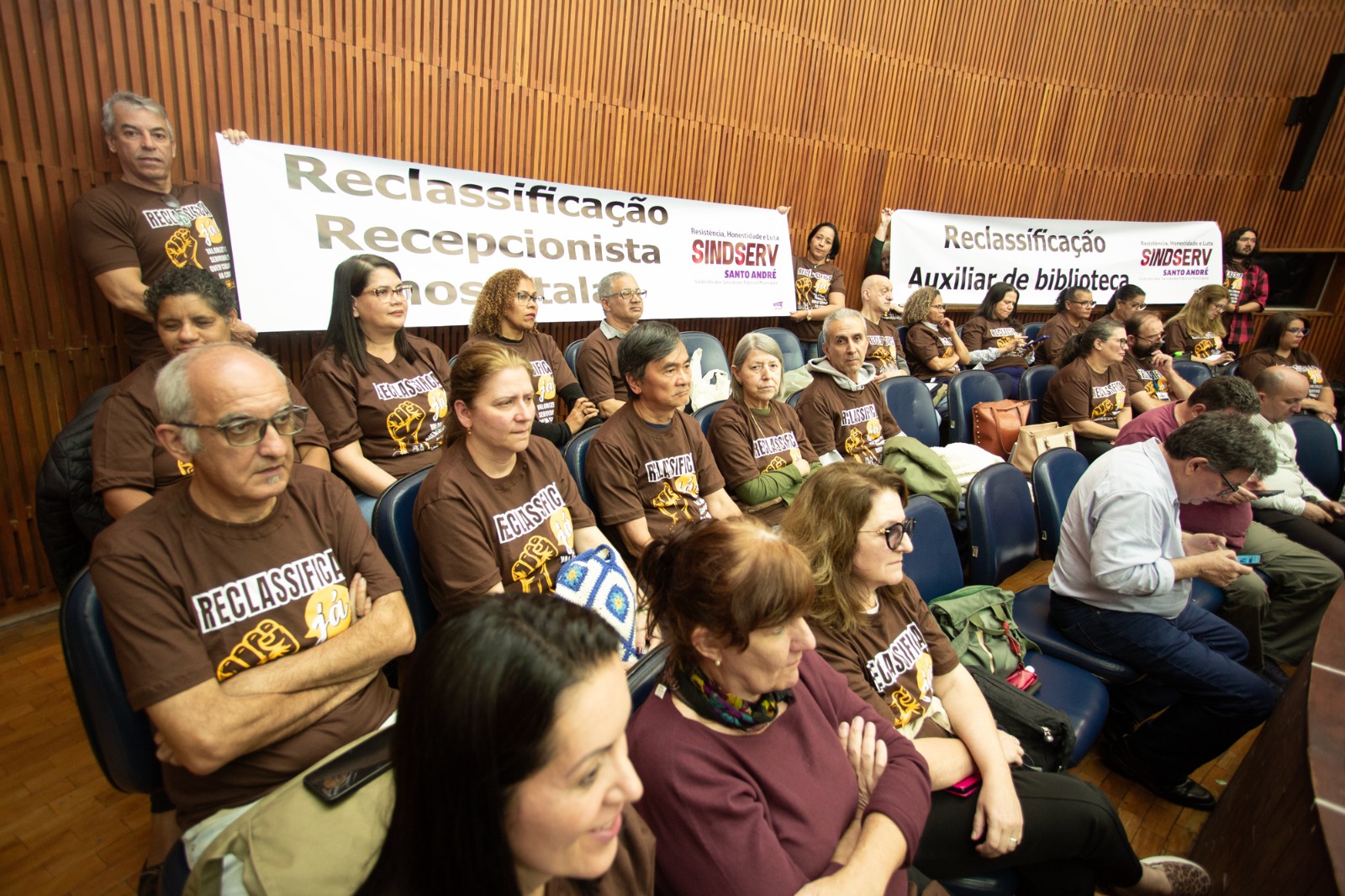 Imagem de Vereadores apresentam moção ao prefeito Gilvan pela reabertura da negociação das reclassificações com o Sindicato