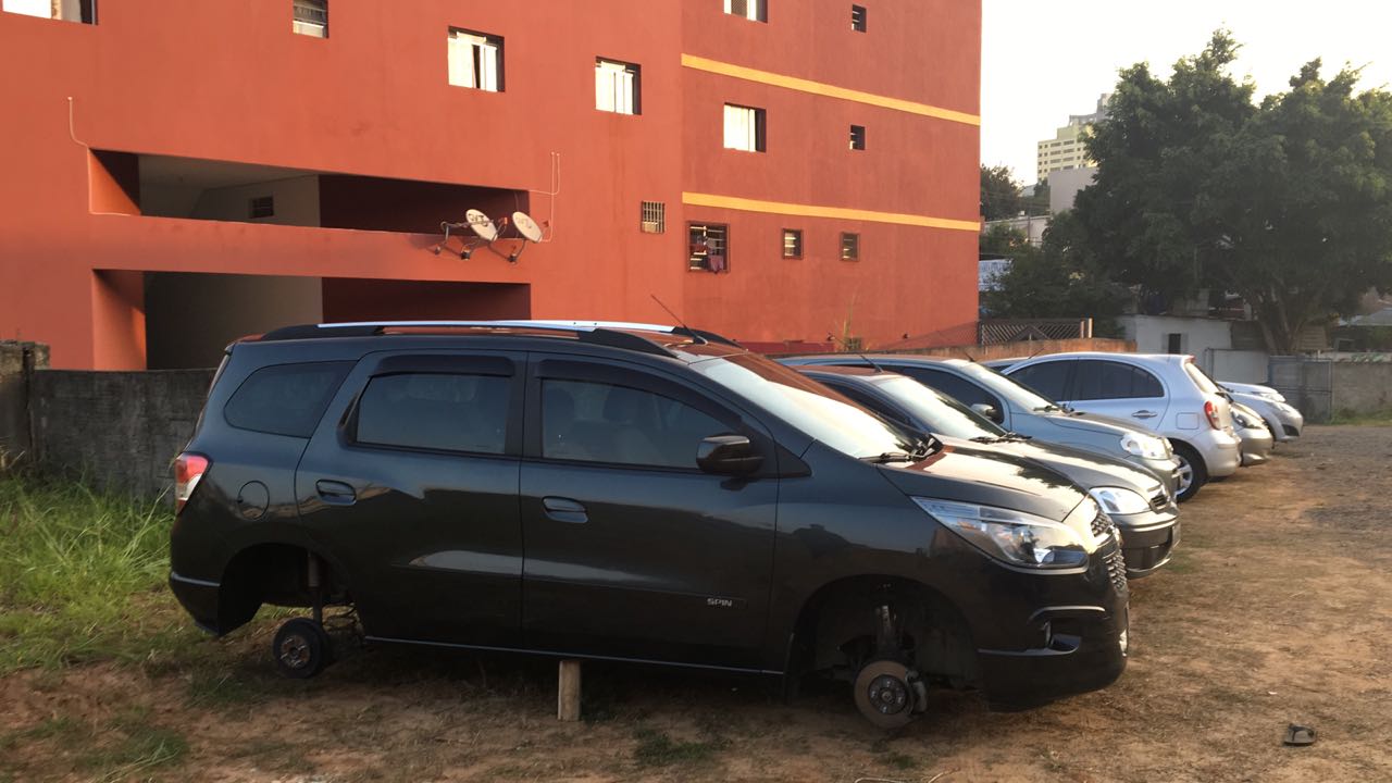 Imagem de Contra a falta de segurança, professores na escola Cora Coralina fazem protesto  