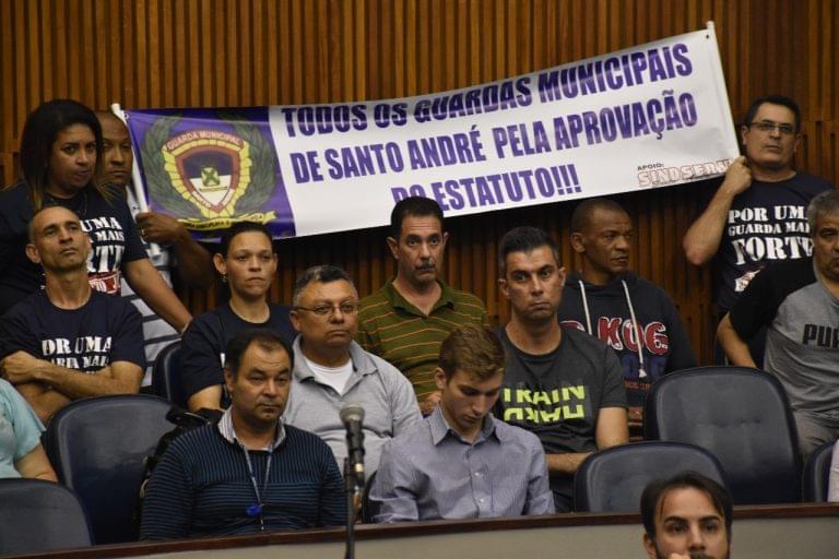 Imagem de Notícia circulando sobre revogação do Estatuto é FakeNews. Cuidado com o que compartilha!