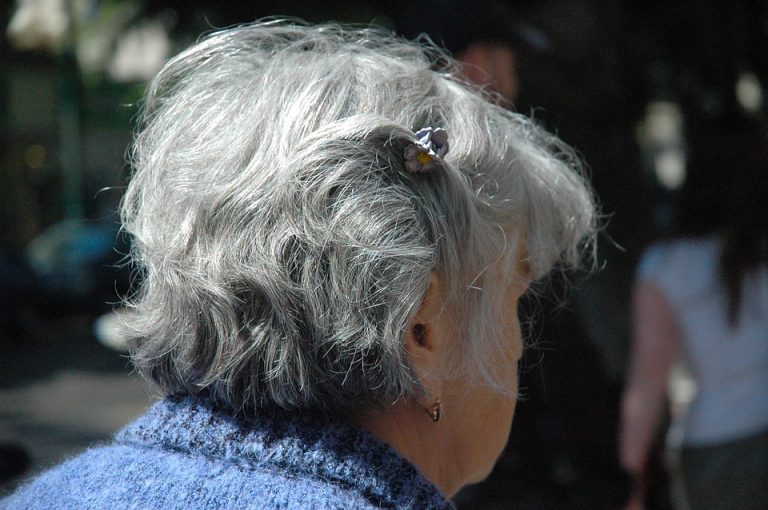 Imagem de Mulher idosa, a pensão por morte e a reforma da Previdência